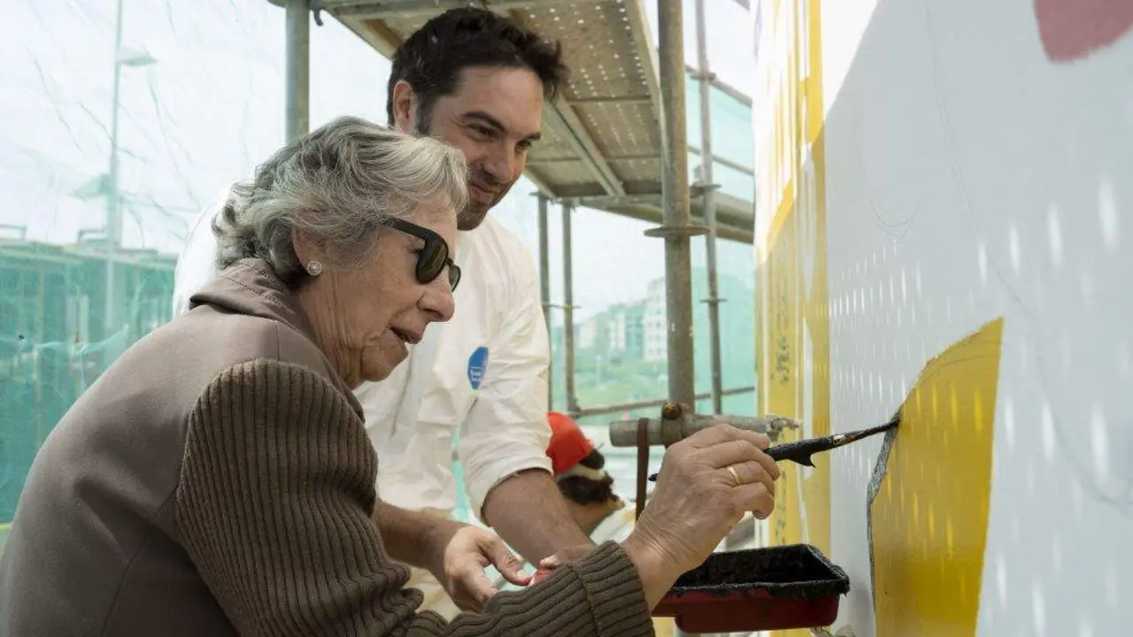 A filla de Alexandre B&oacute;veda, Amalia, axudou a pintar o mural da r&uacute;a dos Canos no que aparece a s&uacute;a nai, Amalia &Aacute;lvarez. (Foto: Concello de Pontevedra).