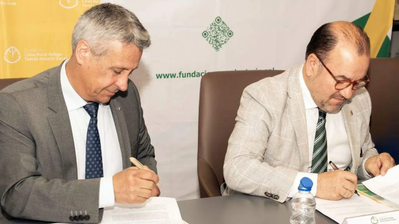 O vicepresidente da Fundaci&oacute;n Caixa Rural, Manuel Varela, e o reitor da USC, Antonio L&oacute;pez, asinando o convenio esta sexta feira. (Foto: N&oacute;s Diario)