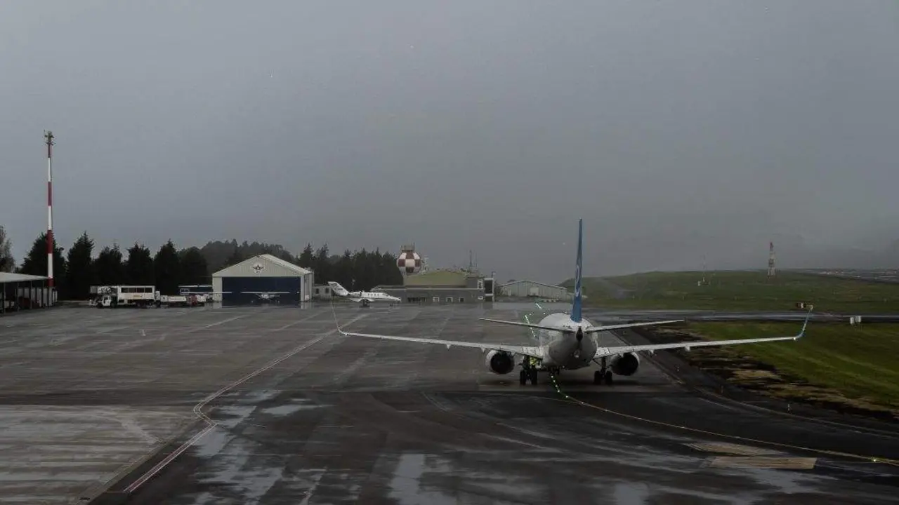 Un avi&oacute;n aterrando no aeroporto coru&ntilde;&eacute;s de Alvedro. (Foto: Gustavo de la Paz / Europa Press)