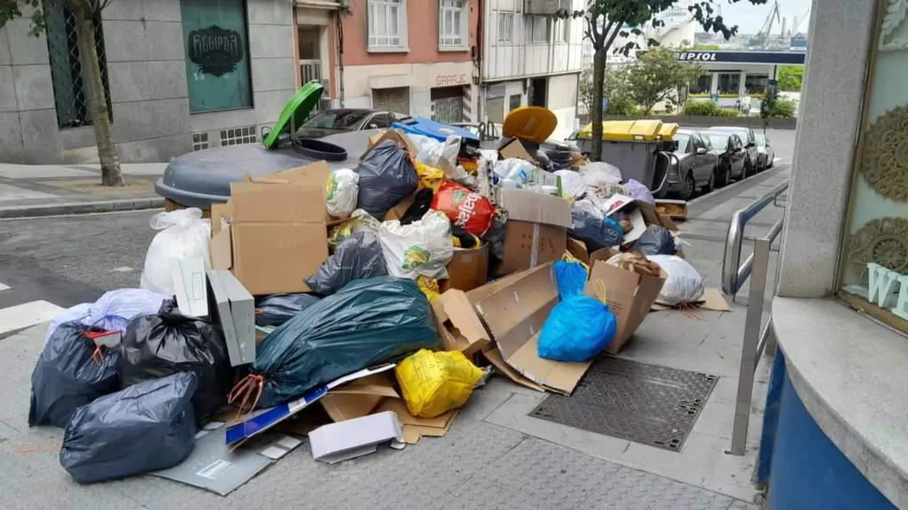 Lixo acumulado nunha r&uacute;a da Coru&ntilde;a o pasado 4 de xullo. (Foto Europa Press)