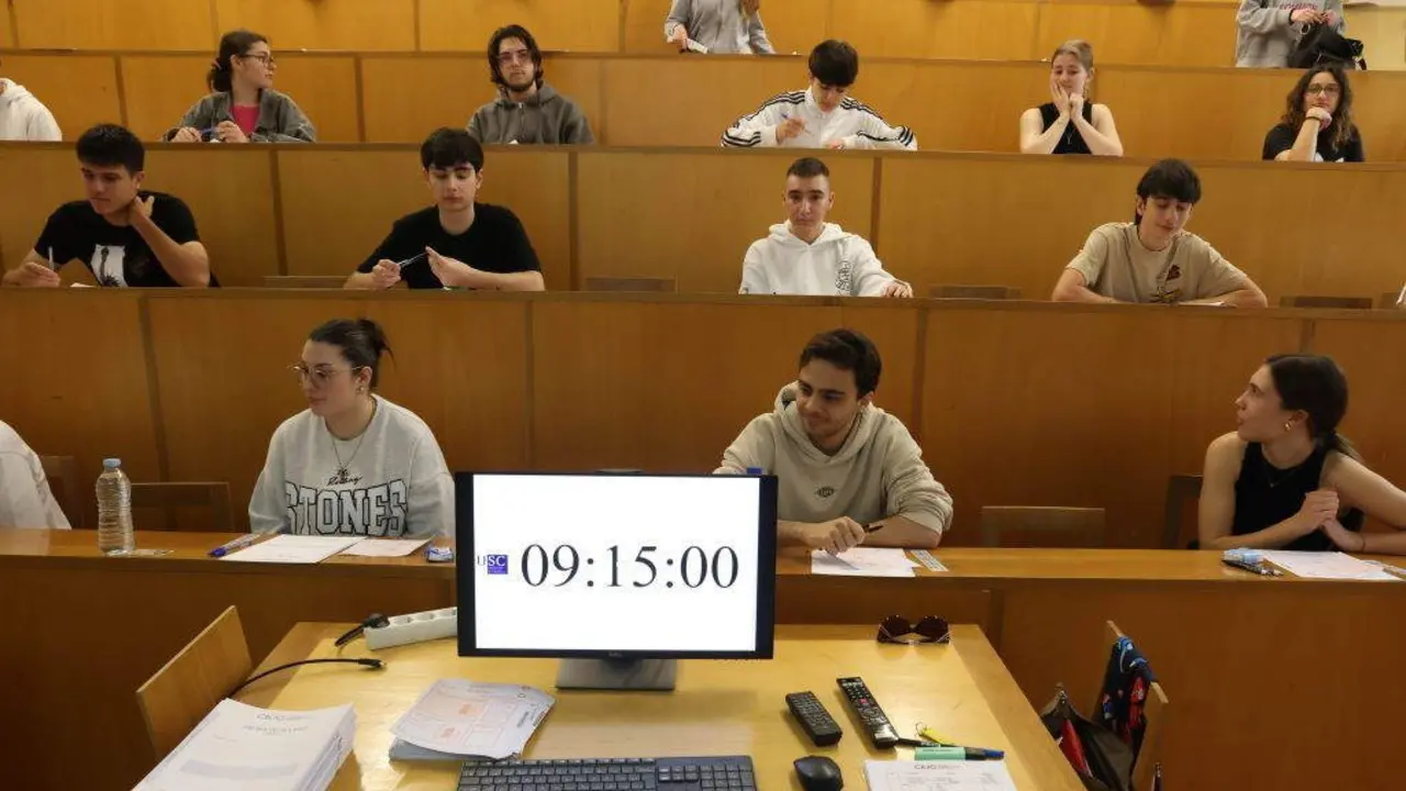 Alumnado realizando a proba da ABAU o pasado mes de xu&ntilde;o. (Foto: Arxina).