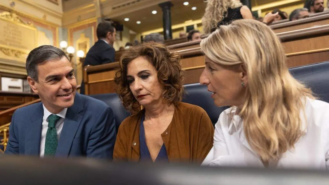 Pedro S&aacute;nchez, Mar&iacute;a Jes&uacute;s Montero e Yolanda D&iacute;az nun pleno recente do Congreso. (Foto: Eduardo Parra / Europa Press)