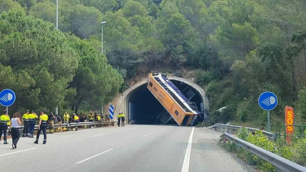 O autob&uacute;s tras o accidente en Pineda, Catalunya. (Foto: Europa Press).