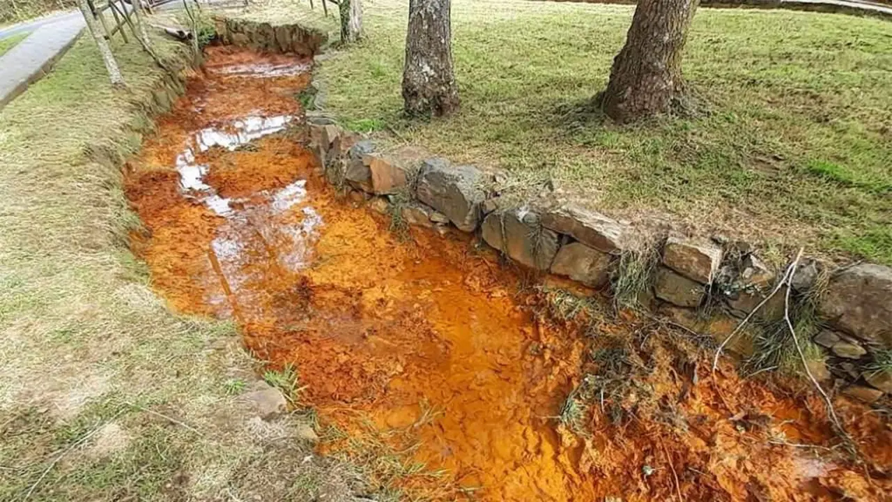 Verteduras supostamente procedentes da mina de Touro denunciadas por Ecoloxistas en Acci&oacute;n. (Foto: EA)