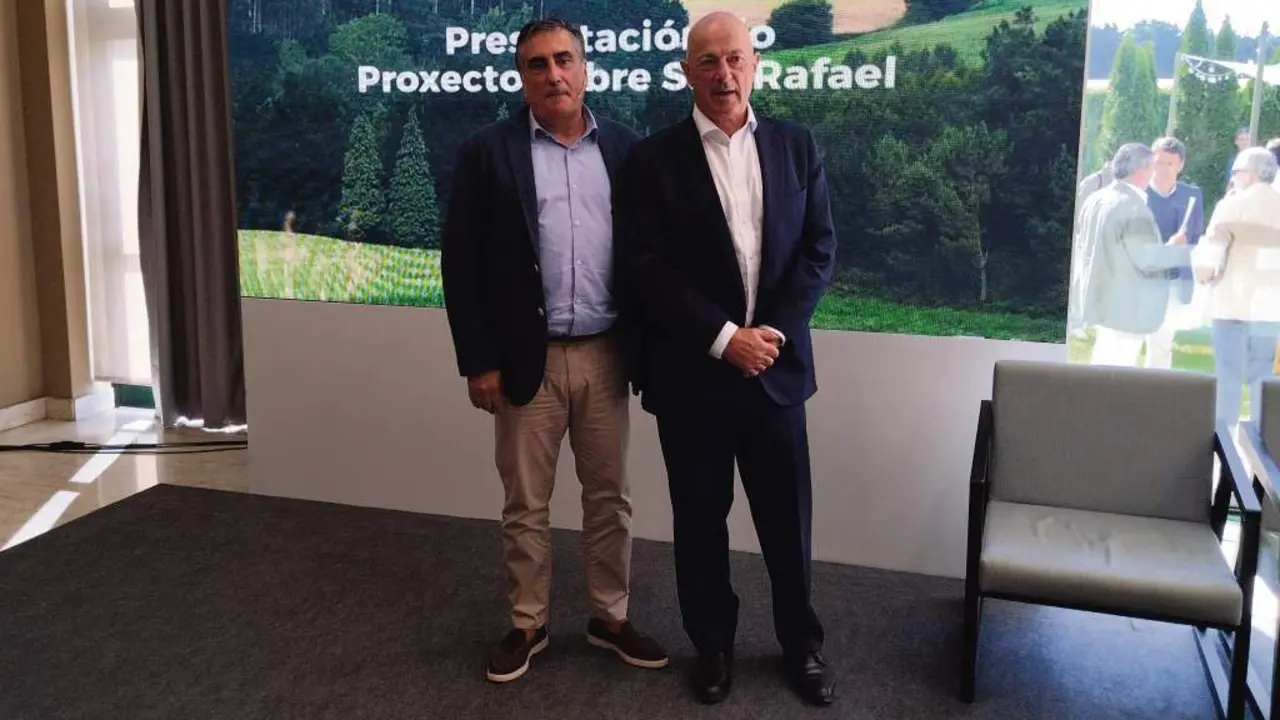Fernado D&iacute;az Riopa, director de proxecto de Cobre San Rafael, e Alberto Lavandeira, director de Atalaya Mining, en Compostela (Foto: R. S.).