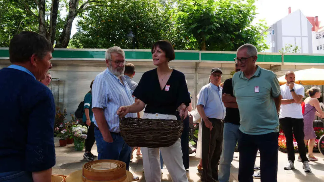 Ana Pont&oacute;n e Evencio Ferreiro (&aacute; dereita), esta quinta feira en Carballo (Foto: N&oacute;s Diario).