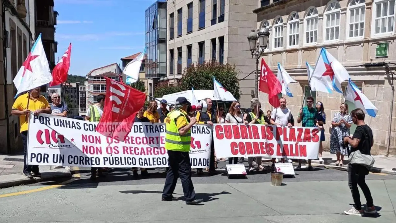 Concentraci&oacute;n de persoal de Correos, onte, en Lal&iacute;n (O Deza). (Foto: N&oacute;s Diario)