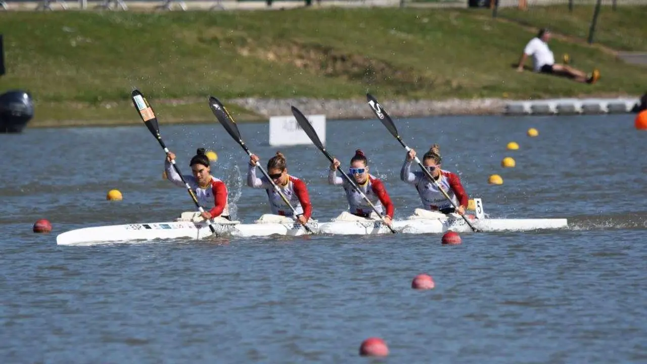 De esquerda a dereita, Sara Ouzande, Estefan&iacute;a Fern&aacute;ndez, Carolina Garc&iacute;a e Teresa Portela, no seu K4. (Foto: RFEP)