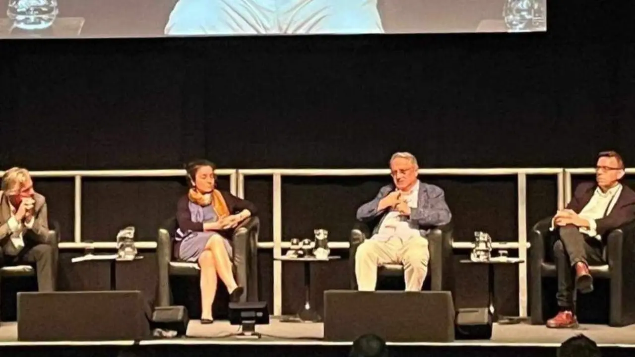 Ricardo Garc&iacute;a Mira (segundo pola dereita), Mira participando no panel de expertos reunido en Brighton, Reino Unido, o pasado ano, durante o Congreso Europeo de Psicolox&iacute;a. (Foto: N&oacute;s Diario)