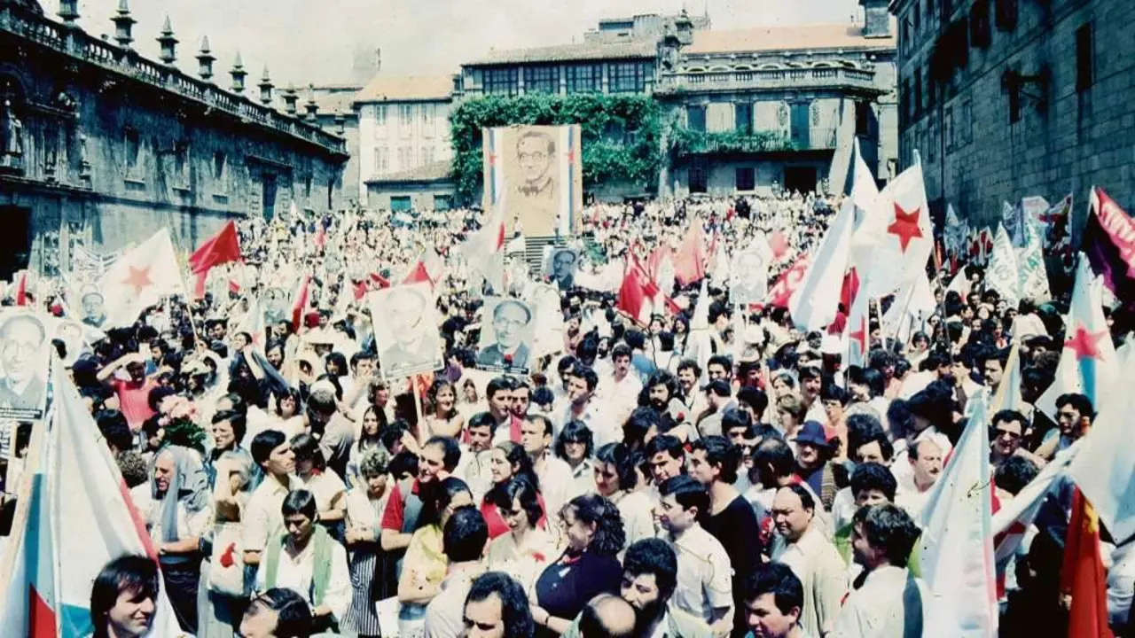 Asistentes &aacute; manifestaci&oacute;n do D&iacute;a da Patria Galega de 1984 na praza da Quintana de Compostela. (Foto: Xo&aacute;n Carlos Garrido)