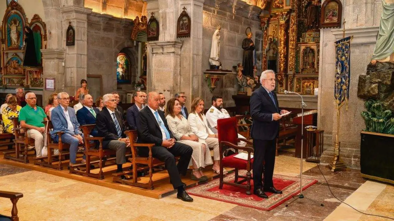 O presidente do Parlamento da Galiza, Miguel Santalices, realizou as ofrendas ao Ap&oacute;stolo e a San Pedro Pescador esta semana. (Foto: Parlamento da Galiza)