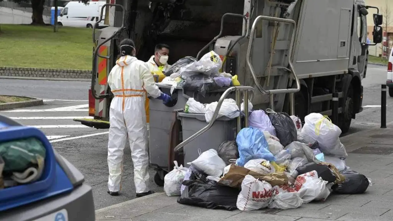 Operativo de limpeza na cidade da Coru&ntilde;a (Foto: M. Dylan / Europa Press).