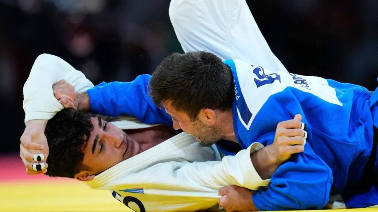 Fran Garrig&oacute;s (azul) no combate ante o xeorxiano Guiorgui Sardalashvili que lle valeu o bronce. (Foto: AFP7 v&iacute;a Europa Press)