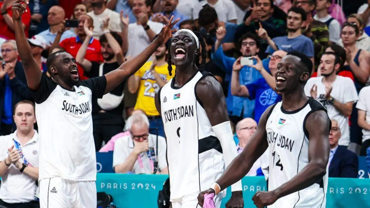 Os xogadores de Sud&aacute;n do Sur festexando o seu triunfo ante Porto Rico. (Foto: FIBA)