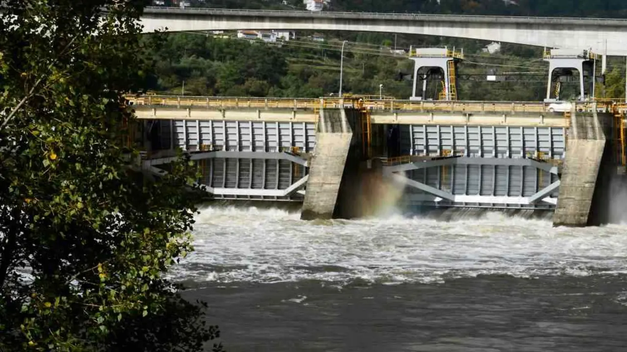 O encoro de Velle, ao paso do r&iacute;o Mi&ntilde;o, pola cidade de Ourense (Foto: Rosa Veiga / Europa Press).