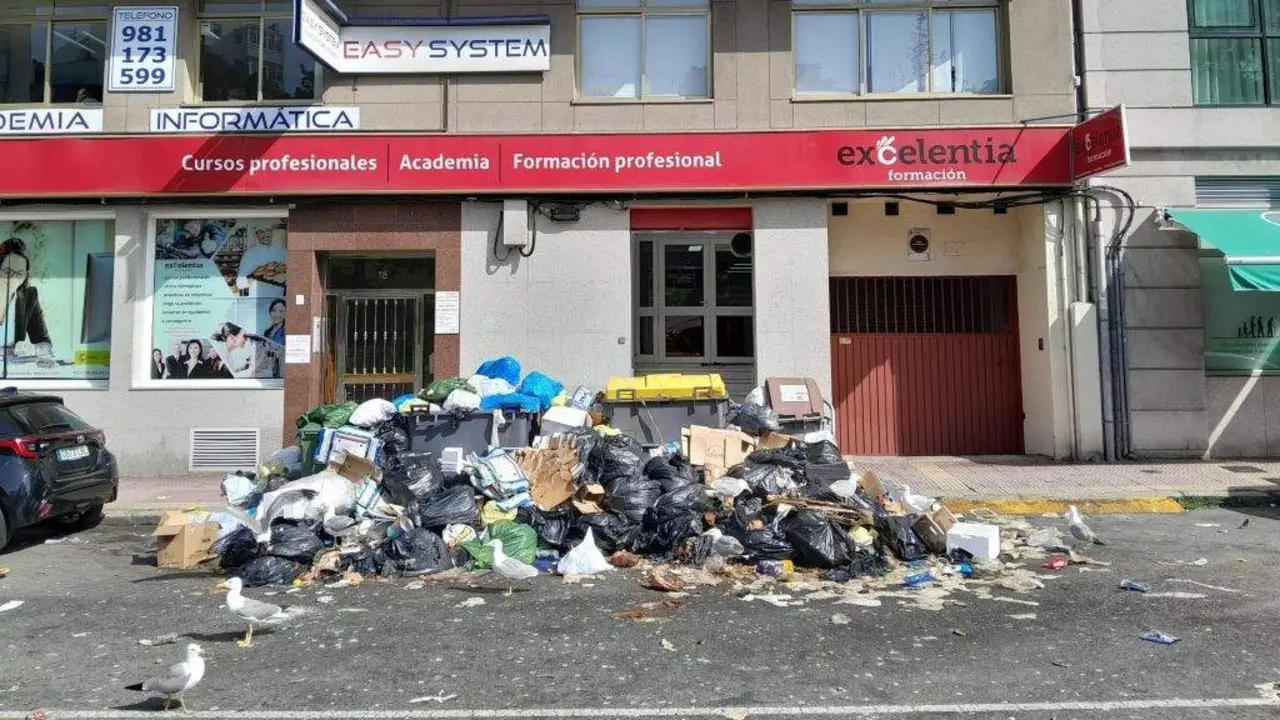 Lixo acumulado ante un comercio a car&oacute;n do Forum Metropolitano. (Foto: Europa Press).