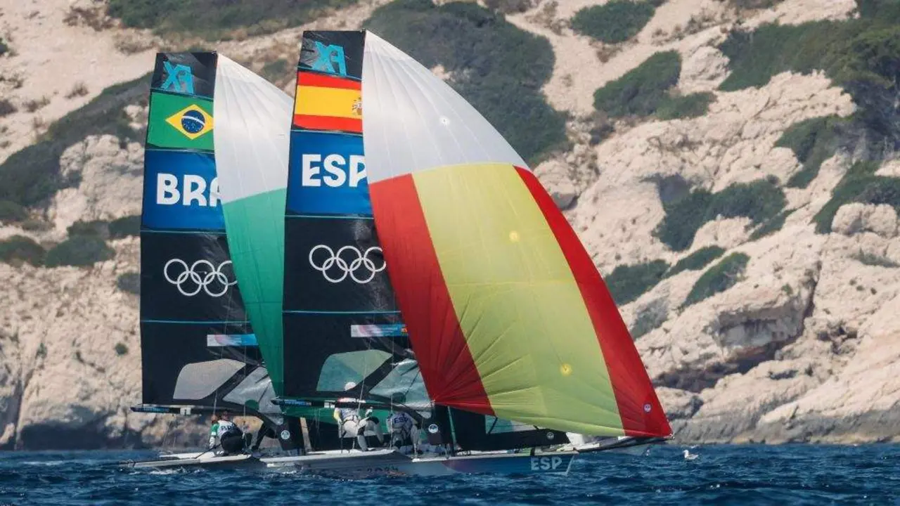 T&aacute;mara Echegoyen e Paula Barcel&oacute;, nunha das regatas desta segunda feira en Marsella. (Foto: RFEV)