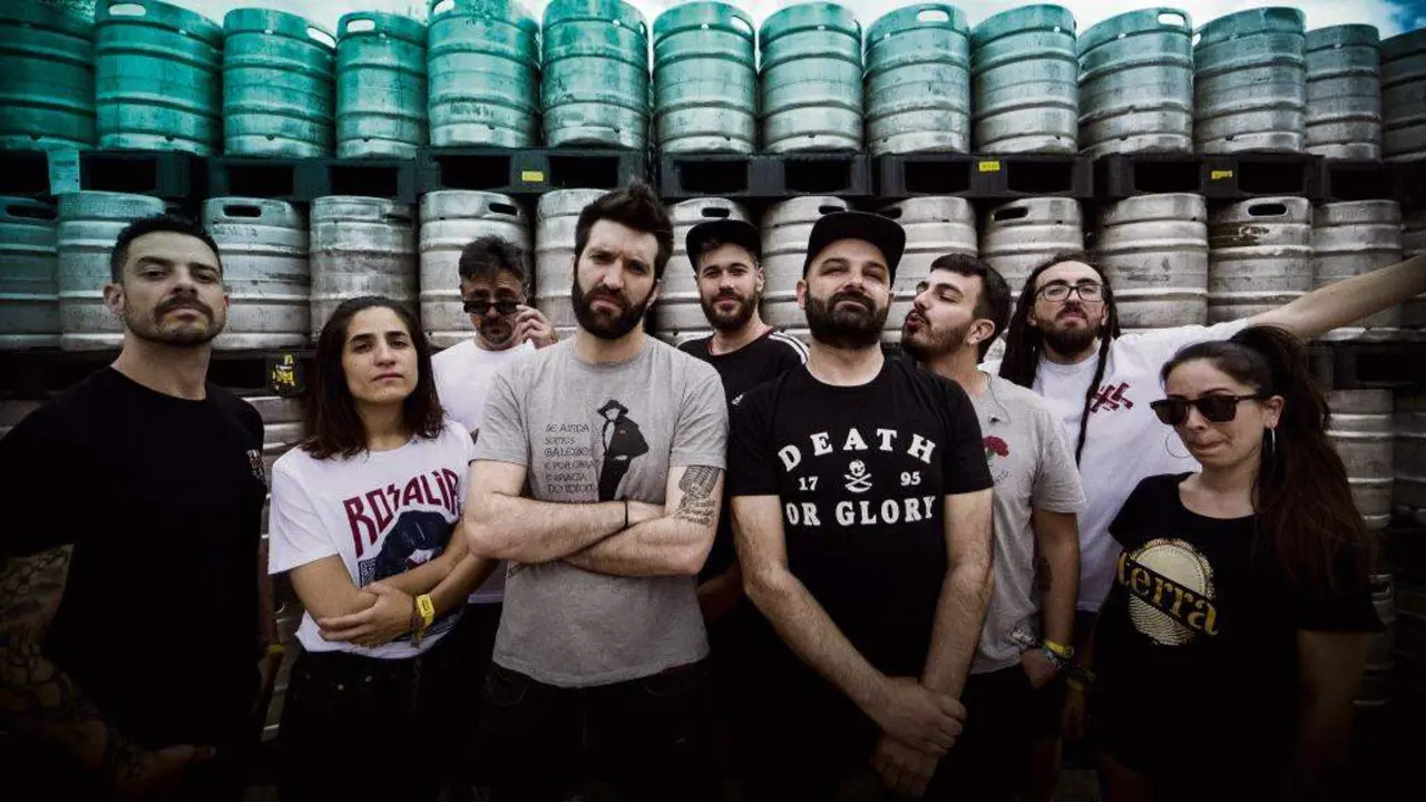 Dakidarr&iacute;a, grupo con m&aacute;is de vinte anos de traxectoria, inaugurou onte co seu concerto as festas de Pontevedra. (Foto: Dakidarr&iacute;a)