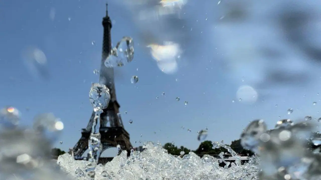 A Torre Eiffel vista esta terza feira desde as augas do r&iacute;o Sena. (Foto: Marijan Murat / DPA v&iacute;a Europa Press)