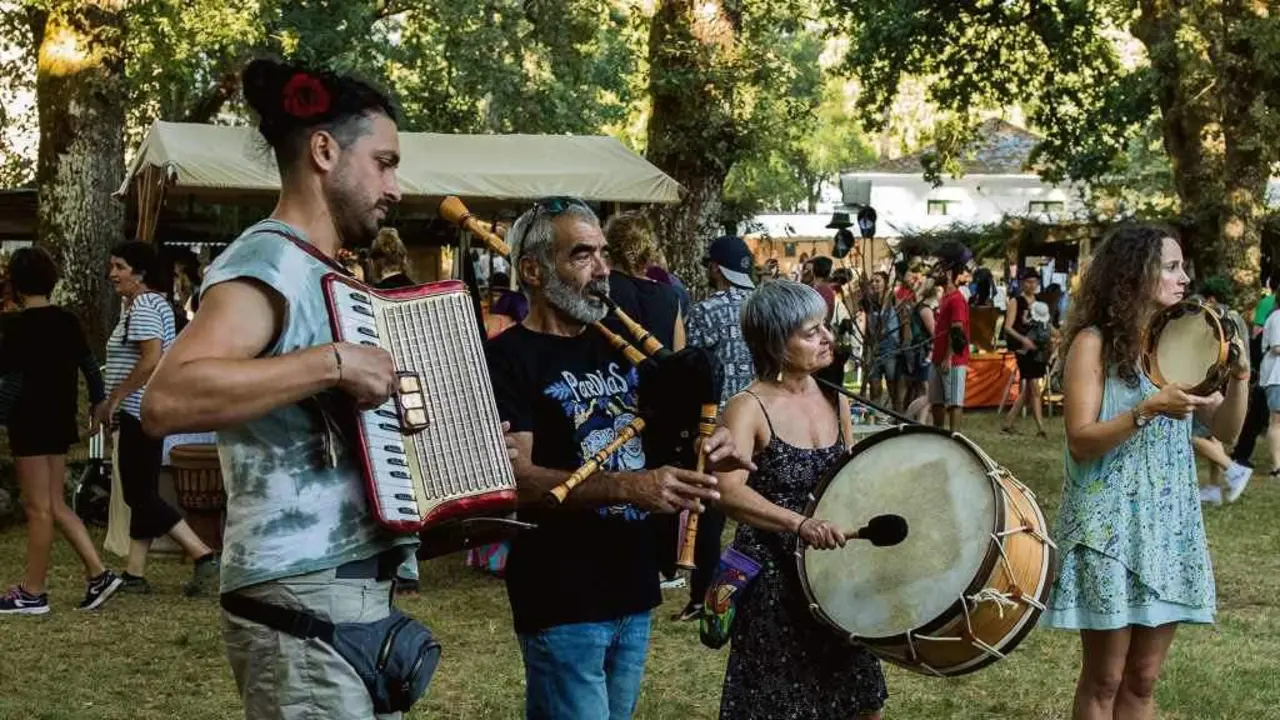 A m&uacute;sica e a ledicia dominan o torreiro durante o Festival de Pardi&ntilde;as. (Foto: Rosa Varela)