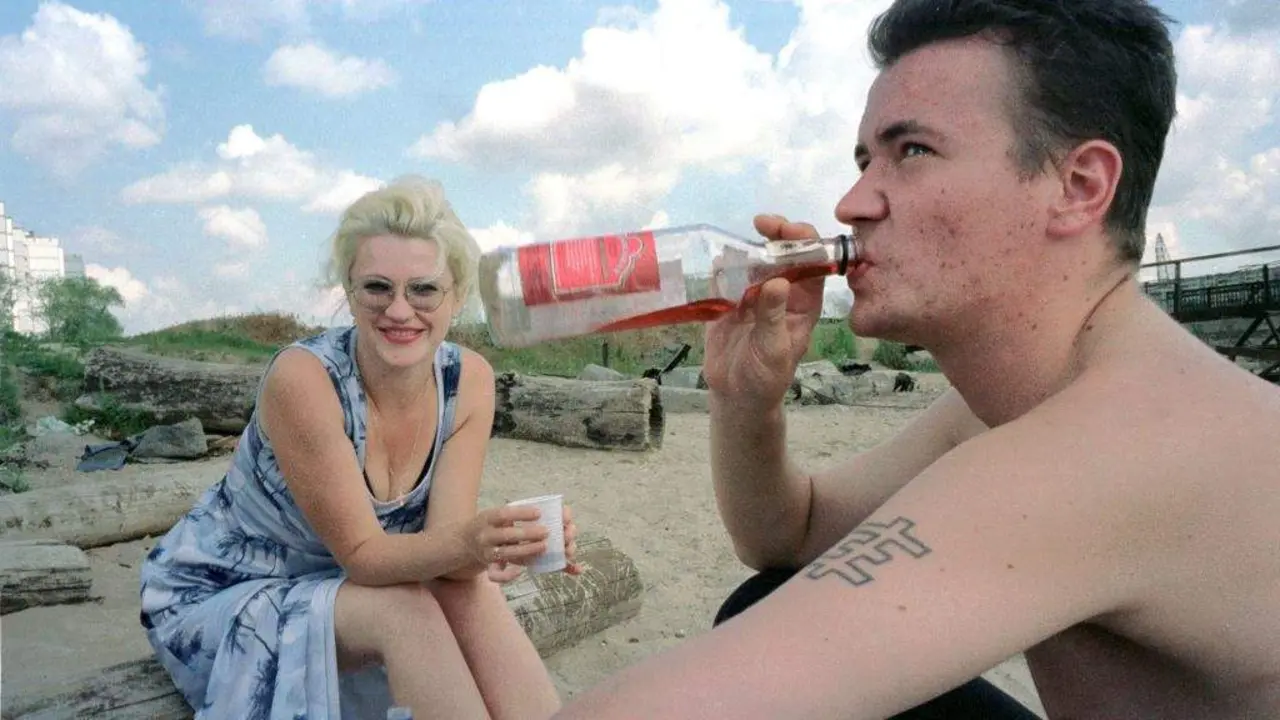 D&uacute;as mozas, bebendo na praia. (Foto: Europa Press).