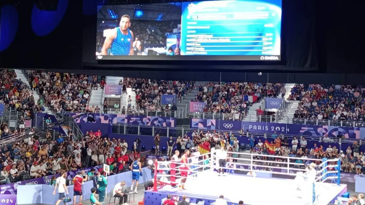 O boxeador Enmanuel Reyes Pla saltando esta quinta feira ao ring do Par&iacute;s Norte Arena. (Foto: Yuri Carrazoni Mier)