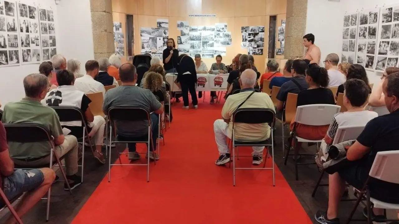 Xuntanza de constituci&oacute;n da Plataforma polo Transporte P&uacute;blico Digno, esta sexta feira, en Sada (comarca da Coru&ntilde;a). (Foto: N&oacute;s Diario)