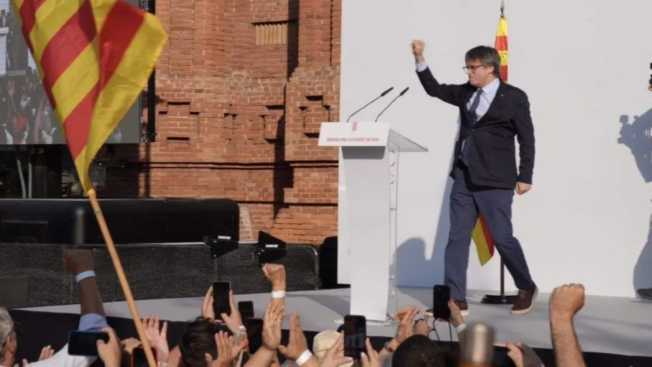 Carles Puigdemont dir&iacute;xese &aacute; cidadan&iacute;a en Barcelona. (Foto: David Zorrakino / Europa Press)