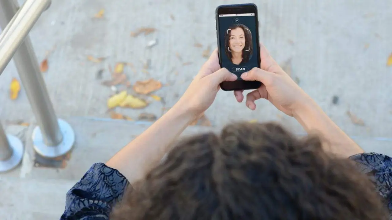 Unha muller desbloquea o seu smartphone con tecnolox&iacute;a de reco&ntilde;ecemento facial. (Foto: Mego-Studio).
