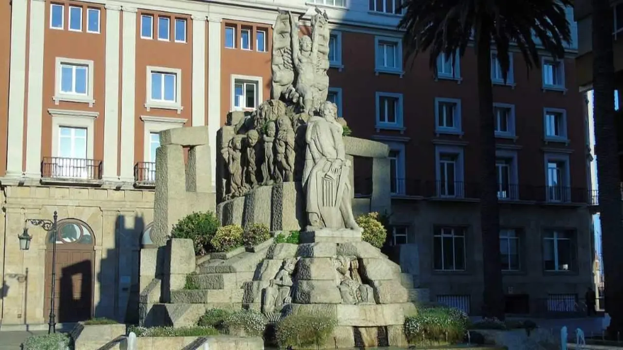 Monumento a Curros Enr&iacute;quez, de Francisco Asorei (Foto: Fernando Losada)