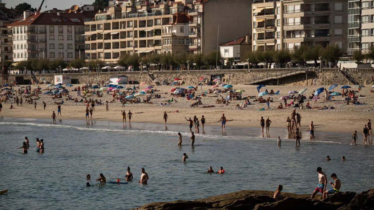 EuropaPress_5493403_banistas_playa_octubre_2023_pontevedra_galicia_espana_todas_provincias
