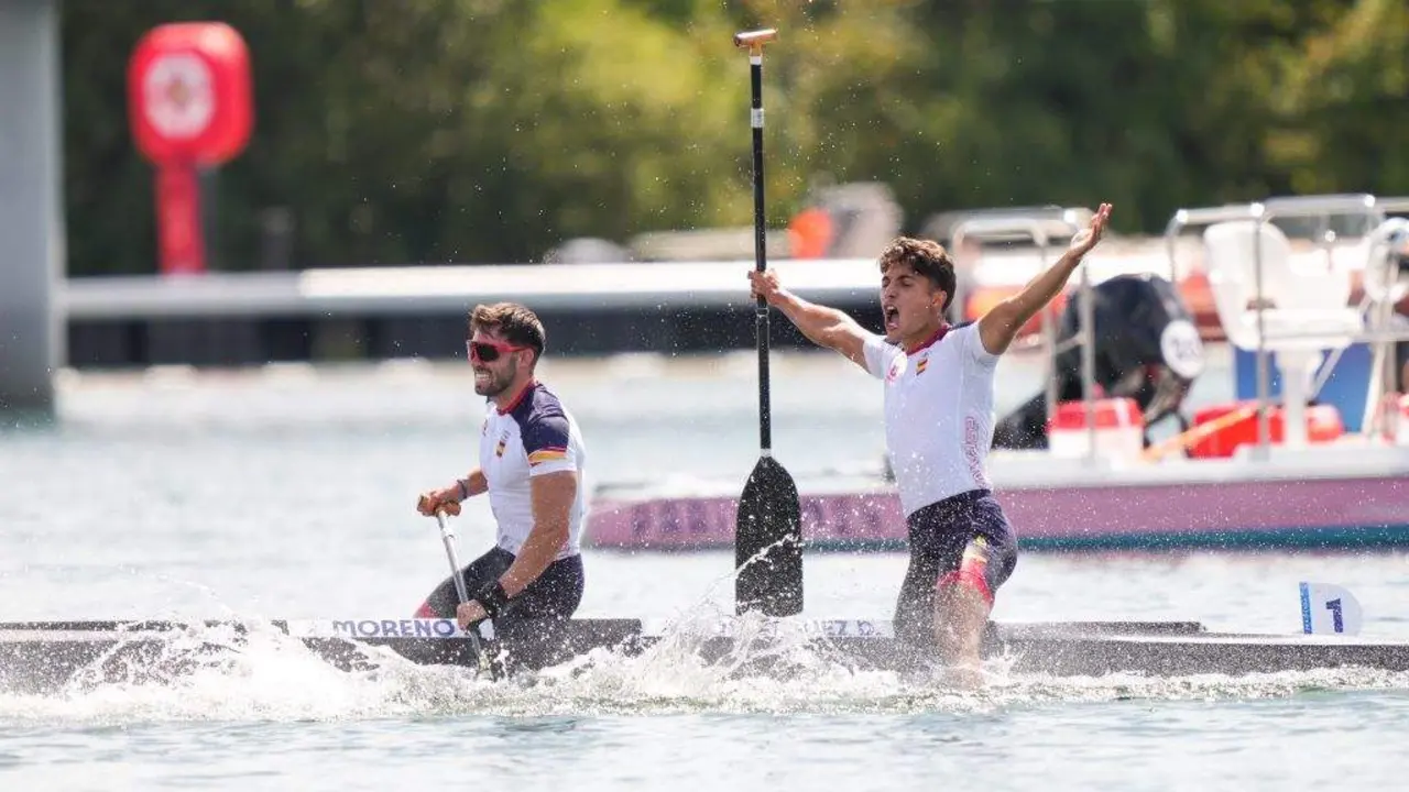 "T&iacute;o, que somos de bronce!", berroulle Diego Dom&iacute;nguez a Joan Antoni Moreno nada m&aacute;is cruzar a meta. (Foto: AFP7 / Europa Press)