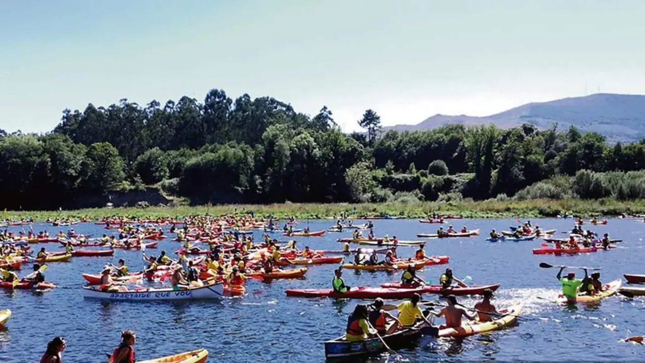 M&aacute;is de 800 participantes encheron as augas do Mi&ntilde;o durante o Descenso Popular de 2023. (Foto: Turismo R&iacute;as Baixas)