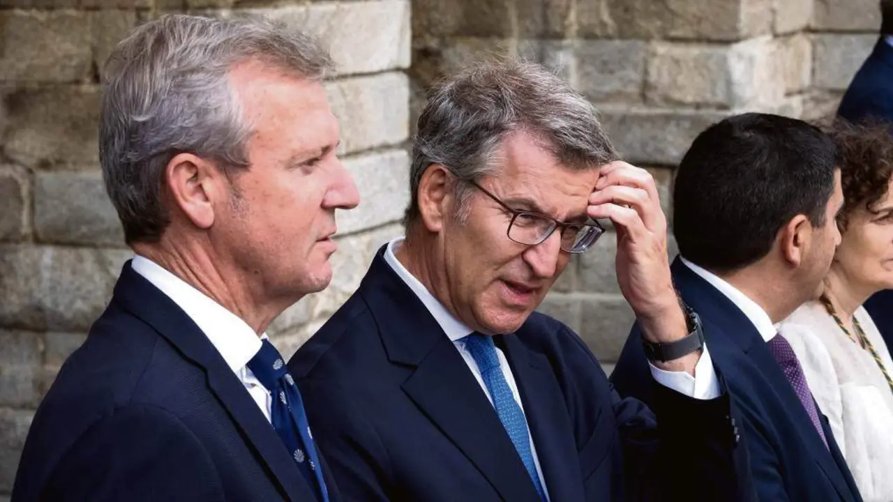O actual presidente da Xunta da Galiza, Alfonso Rueda, e o seu predecesor, Alberto N&uacute;&ntilde;ez Feixoo. (Foto: C&eacute;sar Arxina / Europa Press)