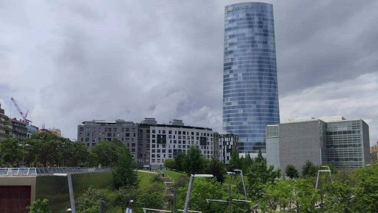 A torre de Iberdrola, en Bilbo, &eacute; a sede da multinacional enerx&eacute;tica. (Foto: Ricardo Su&aacute;rez)