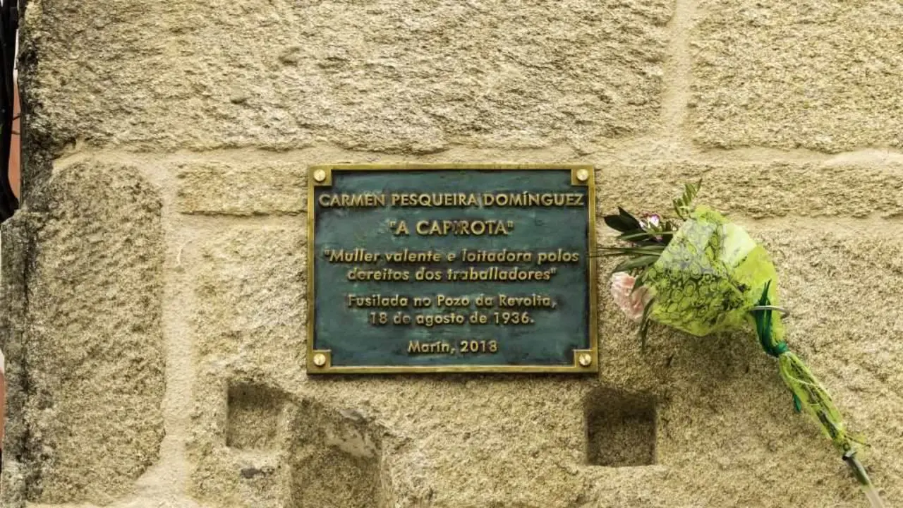 Placa situada na praza da Capirota de Mar&iacute;n. (Foto: N&oacute;s Diario)