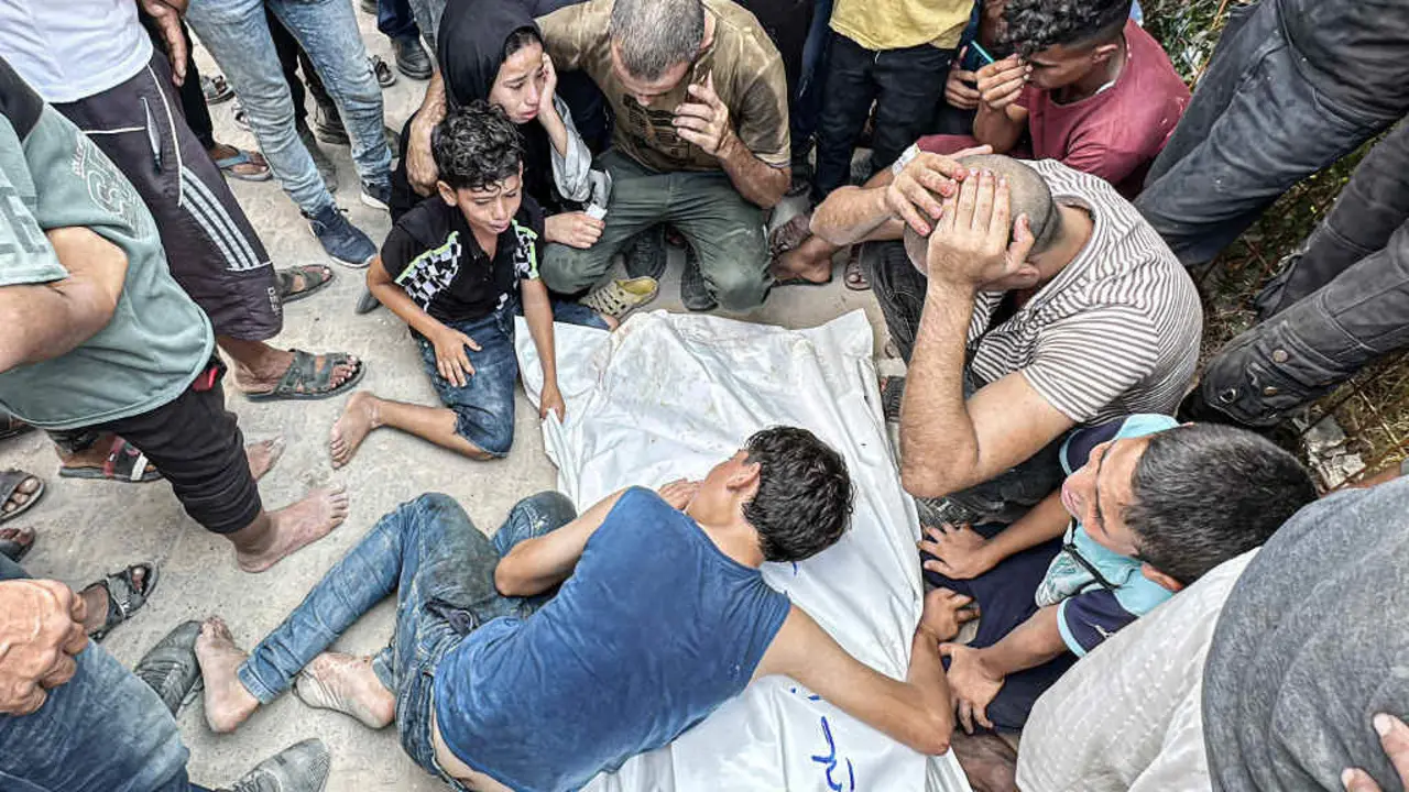 Persoa asasinada en Gaza. (Foto: Abdullah Abu Al-Khair / APA Images / DPA v&iacute;a Europa Press)