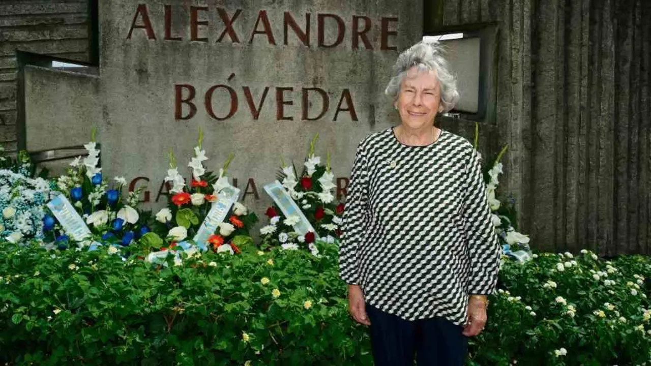 Amalia B&oacute;veda, diante do monumento dedicado ao seu pai na Caeira (Poio). [Foto: Arxina]