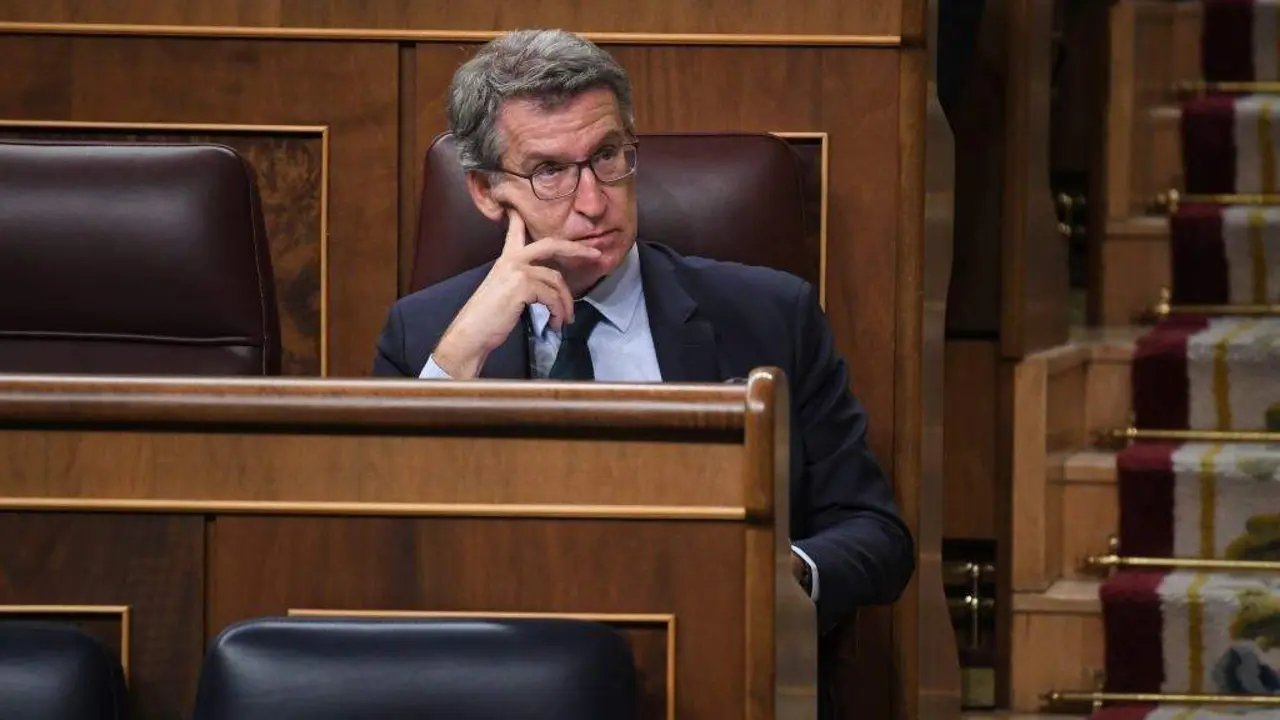 O l&iacute;der do PP e ex presidente da Xunta, Alberto N&uacute;&ntilde;ez Feixoo, no seu escano do Congreso. (Foto: Fernando S&aacute;nchez / Europa Press)