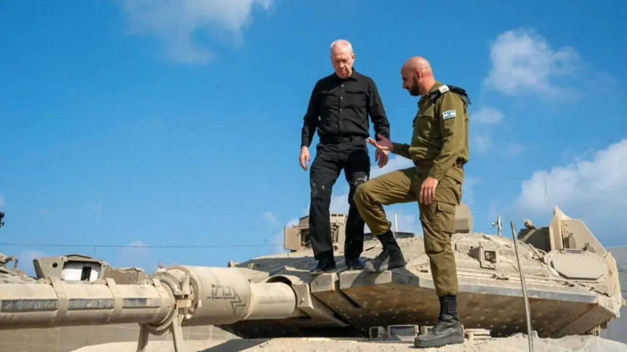 O ministro de Defensa israel&iacute;, Yoav Gallant, durante unha visita &aacute; Brigada Tecnol&oacute;xica do Corpo Terrestre o pasado 4 de agosto. (Foto: Europa Press / Contacto  Ariel Hermoni / Israel Mod).