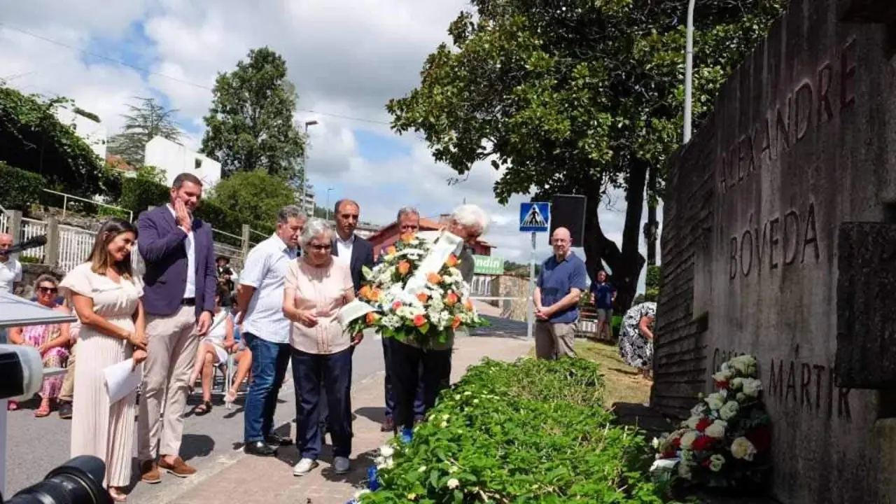 Ofrenda floral durante o acto da Caeira. (Foto N&oacute;s Diario)