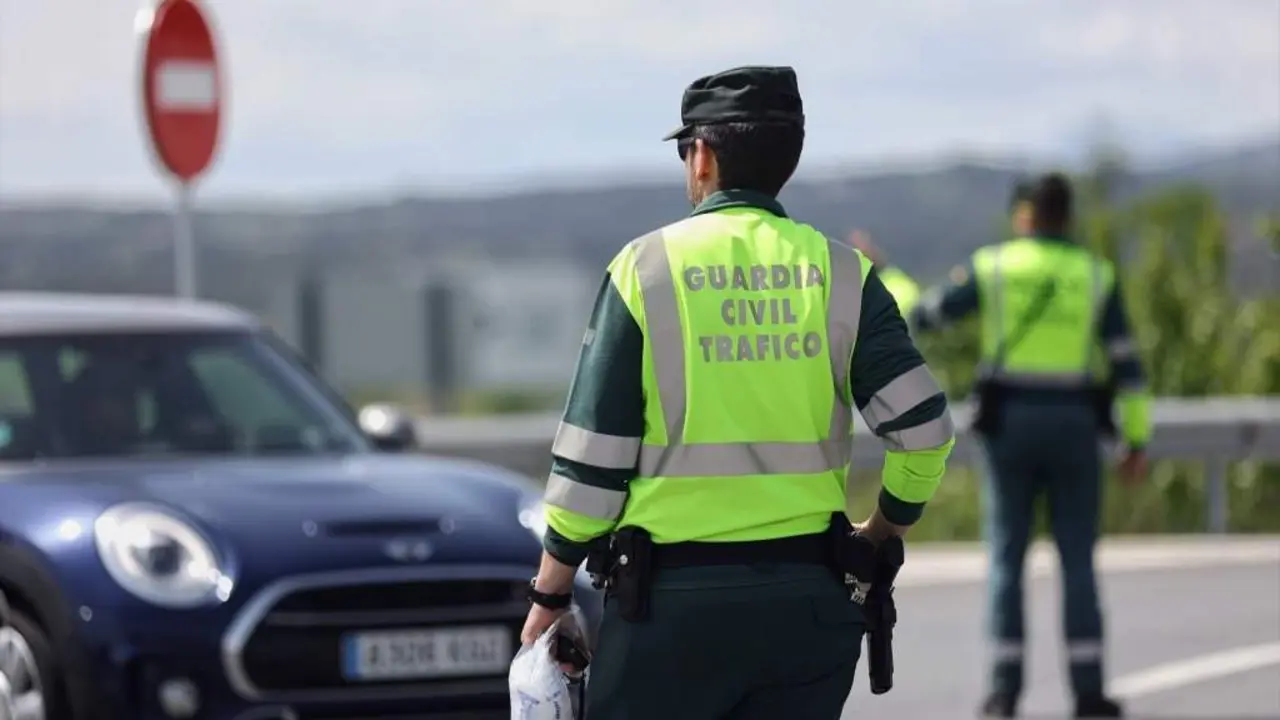 Dous axentes da Gardia Civil nun control de tr&aacute;fico, nunha imaxe de arquivo. (Foto: Europa Press)