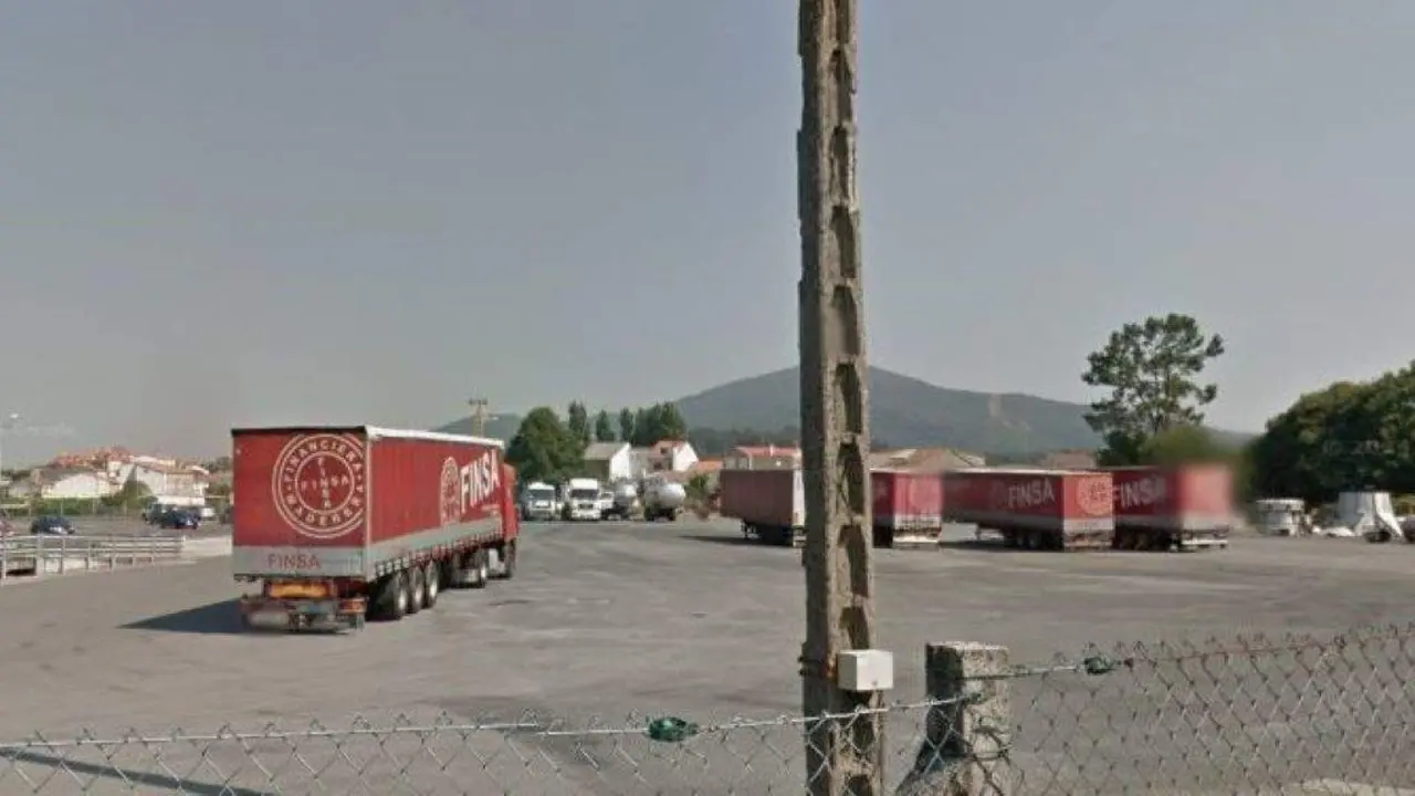 Cami&oacute;ns de Finsa en Padr&oacute;n. (Foto: Google)