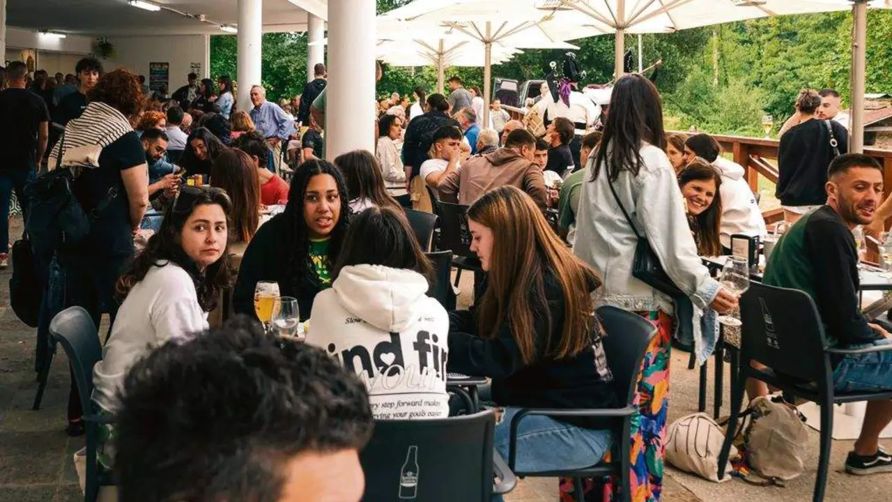 Persoas usuarias da &aacute;rea recreativa de Ribadiso. (Foto: Concello de Arz&uacute;a)