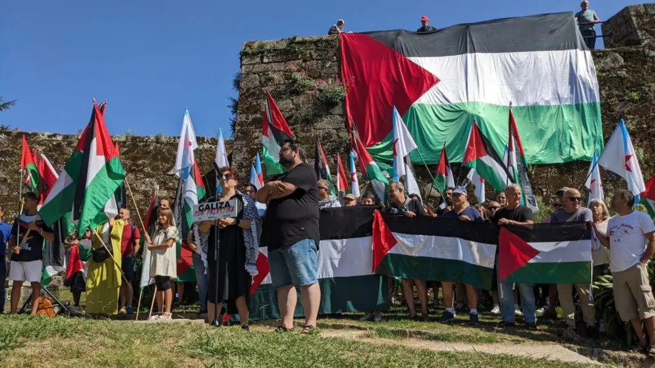 As activistas &Aacute;ngela Gippini e &Oacute;scar Valadares lendo o manifesto da Coordinadora Galega de Apoio a Palestina. (Foto: A. M.)