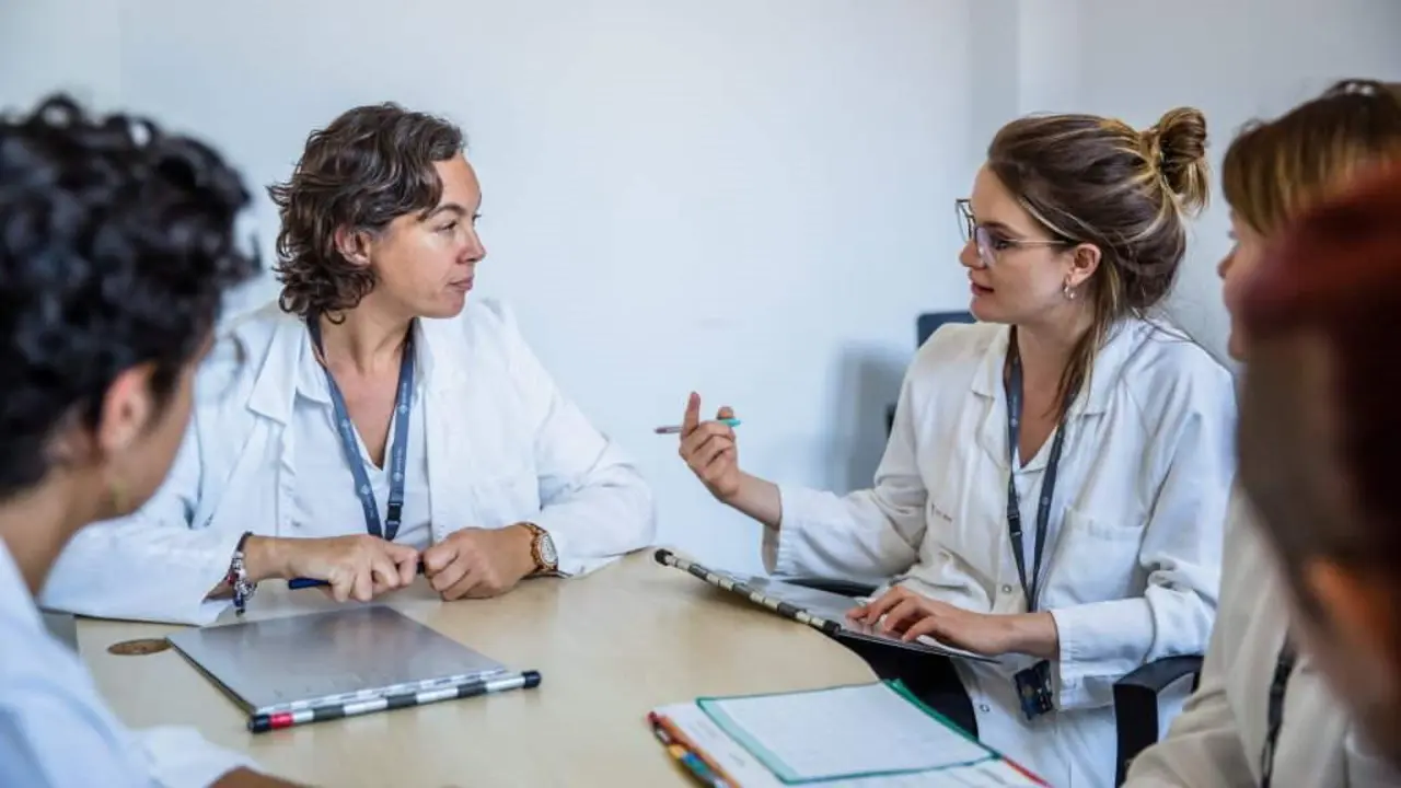 Reuni&oacute;n de traballo da unidade de condutas aditivas dun servizo de psiquiatr&iacute;a. (Foto: Ariadna Creus e &Agrave;ngel Garc&iacute;a).