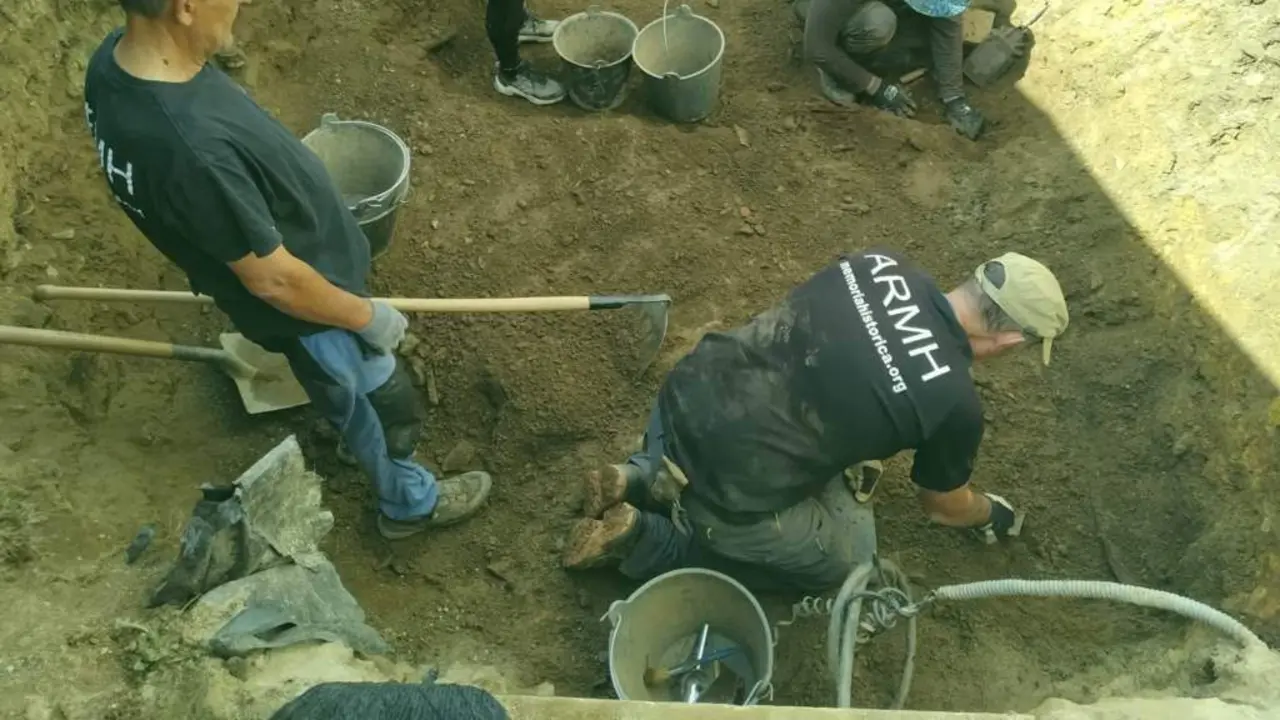 Traballos de exhumaci&oacute;n no cemiterio de Visanto&ntilde;a, en Mes&iacute;a. (Foto: ARMH)