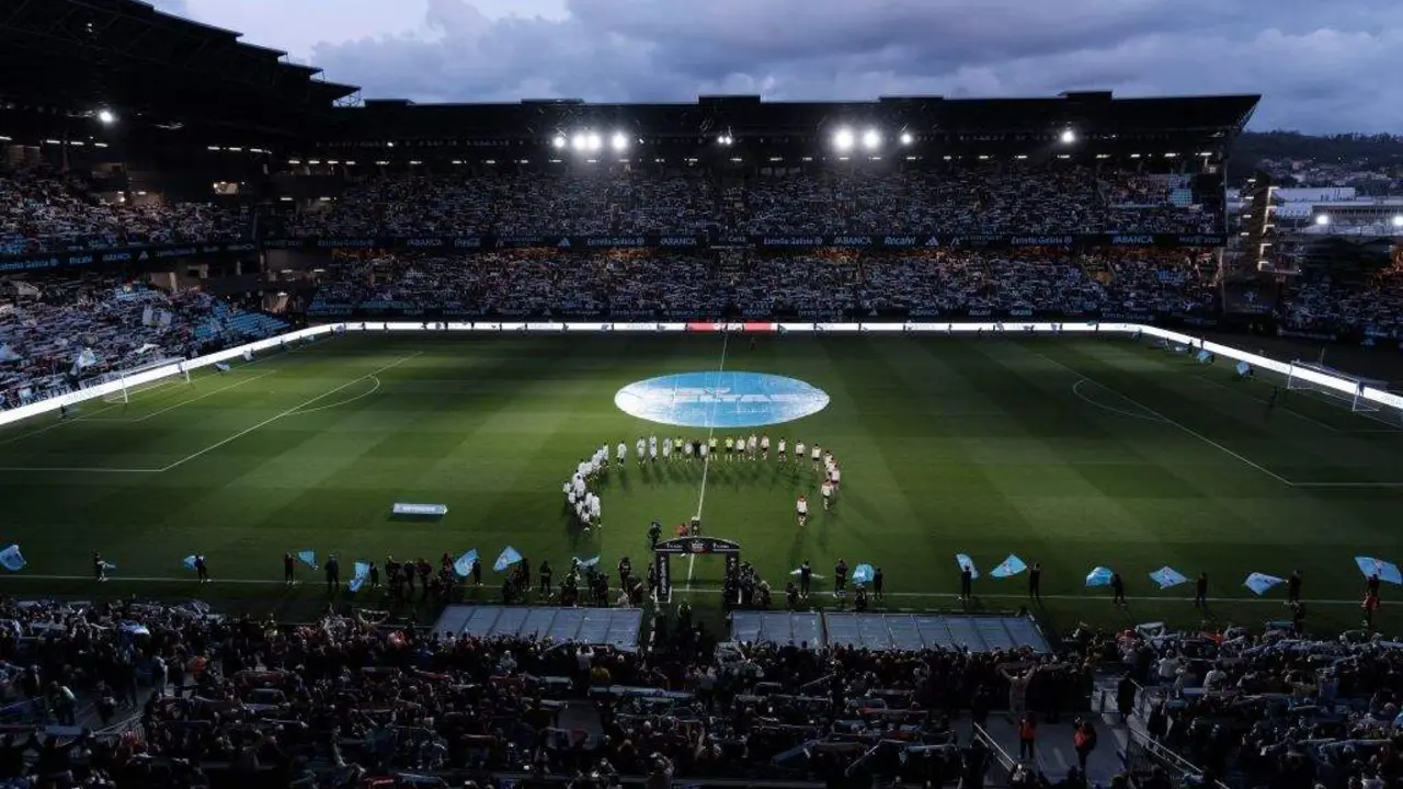 O estadio Abanca-Bala&iacute;dos interpretando a capella o himno do centenario. (Foto: RC Celta)