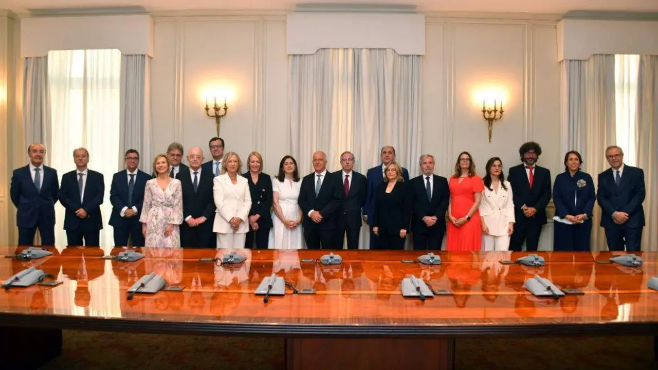 Foto de fam&iacute;lia dos novos vogais do Conselho Geral do Poder Judicial o passado 25 de julho. (Foto: CXPX).