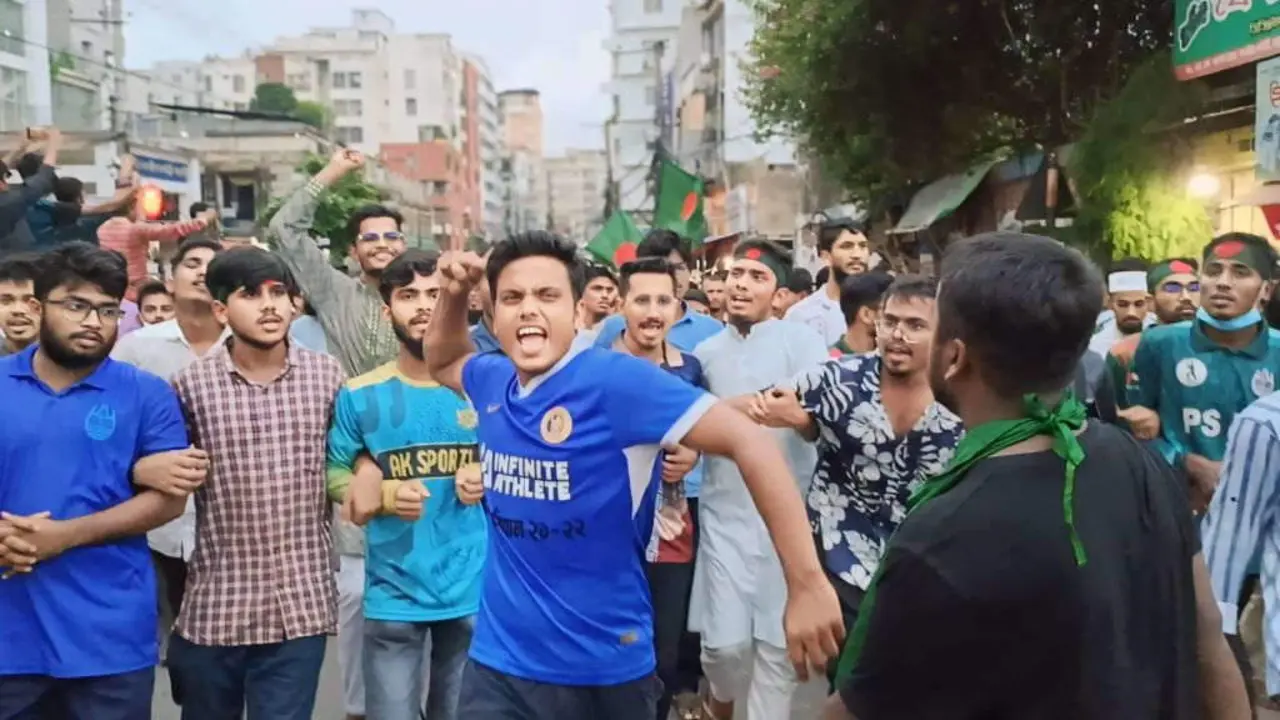 Protestas en Chittagong, Bangladesh, o pasado 12 de xullo. (Foto: Alumnado do Institute of Modern Languages, University of Chittagong).